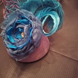Source Unknown Blue and Purple Fascinator with Feathers